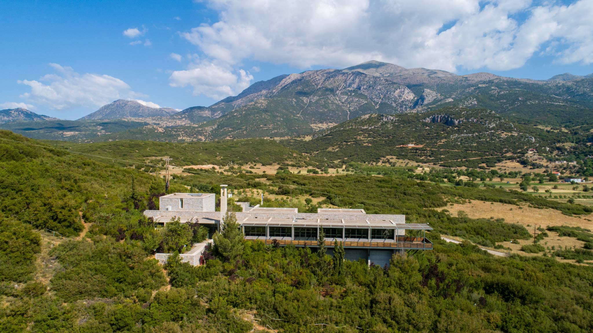 Η εντυπωσιακή θέα στη λίμνη Στυμφαλία από το εσωτερικό του Μουσείου Περιβάλλοντος.